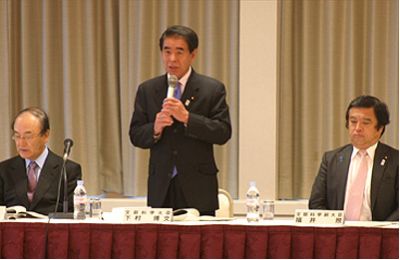 会議冒頭に挨拶を行う下村文部科学大臣