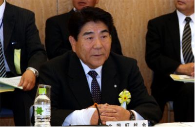 会議で発言する藤原会長