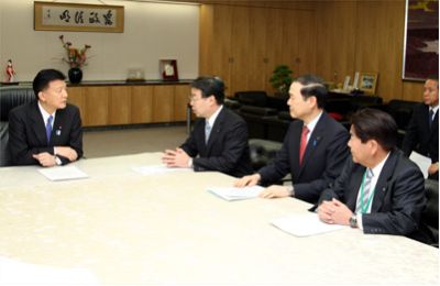 新藤大臣（左）に要請を行う藤原会長（右）