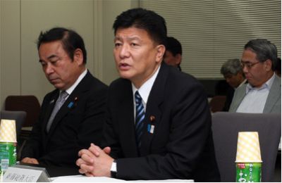 会議冒頭に挨拶を行う新藤総務大臣