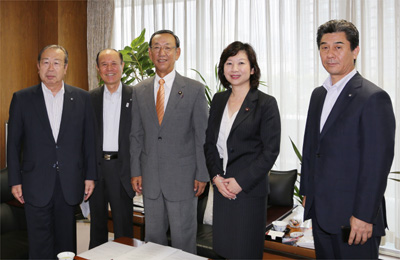 野田聖子　総務会長（右から2人目）堀内恒夫　参議院議員（中央）