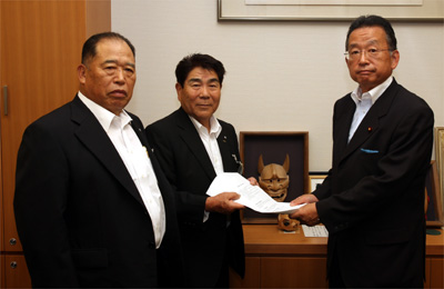 山本有二　自民党税制調査会副会長（右）