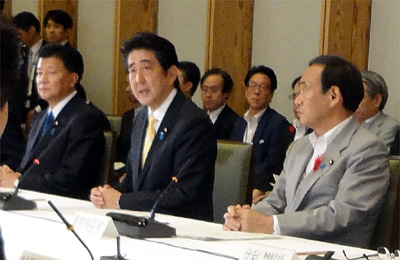 冒頭に挨拶を行う安倍総理大臣（中央）