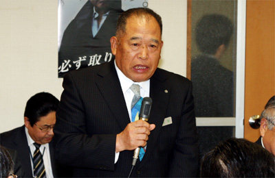 発言する吉田財政委員会委員長