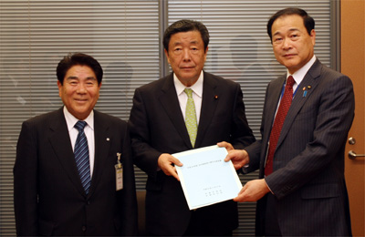 森山裕・自民党総務会長代理（中央）