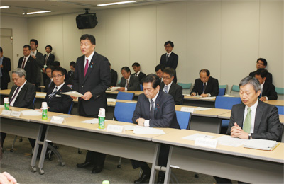 新藤総務大臣（中央）以下総務省幹部が出席