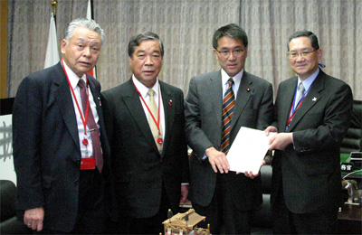 伊藤政務官（右から2人目）に要請を行う寺島副会長（右）岩田副会長（左から2人目）杉本副会長（左）