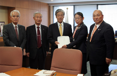 村木事務次官（右から2人目）に要請を行う遠藤副会長（右）大塚副会長（左から2人目）河島副会長（左）荒木副会長（中央）