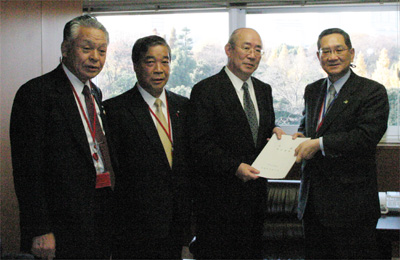 増田事務次官（右から2人目）に要請を行う寺島副会長（右）岩田副会長（左から2人目）杉本副会長（左）