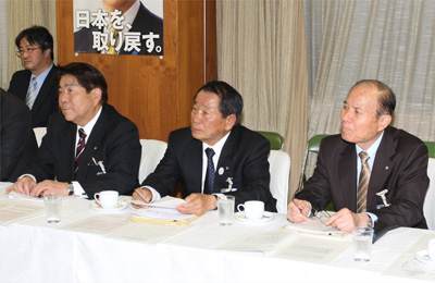本会から出席した藤原会長（左）谷口副会長（中央）白石副会長（右）