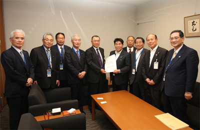 宮沢 洋一　自民党税制調査会幹事（左から5人目）
