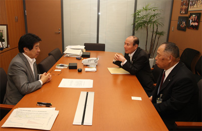 塩崎 恭久　自民党税制調査会副会長（左）