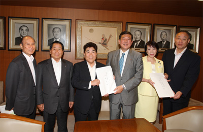 石破茂 幹事長(右から３人目) 高市早苗 政務調査会長（右から２人目）の写真