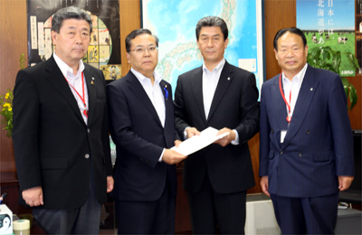 横山信一 農林水産大臣政務官（左から２人目）の写真