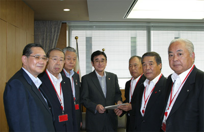 岡﨑浩巳 総務事務次官(中央)の写真