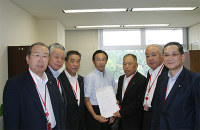 西脇隆俊 総合政策局長（中央）の写真