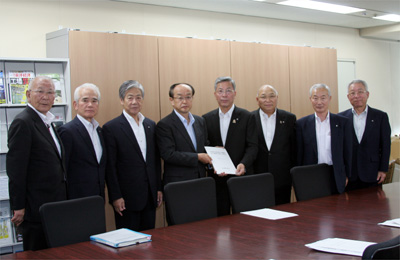 木倉敬之 保険局長(左から４人目)の写真