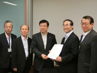 磯崎総理大臣補佐官（中央）の写真