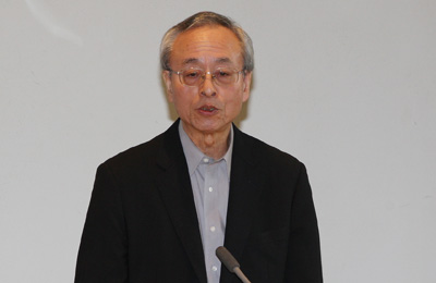 座長に選出された大森彌・東大名誉教授の写真