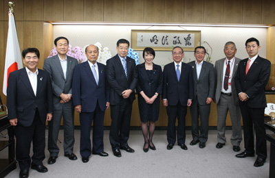 高市総務大臣(中央)二之湯総務副大臣(左から3人目)赤間総務大臣政務官(右)に面会する藤原会長(左)の写真