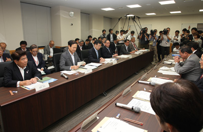 地方創生担当大臣と地方六団体の意見交換会に藤原会長が出席(9/24)の写真