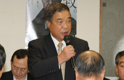 要請を行う岩田副会長の写真