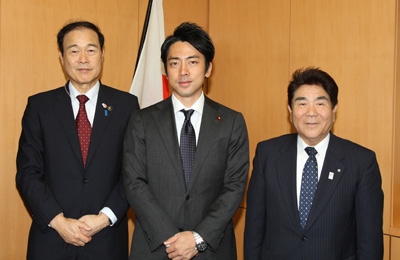 小泉政務官（中央）と面会する藤原会長（右）（左は森全国市長会会長）の写真