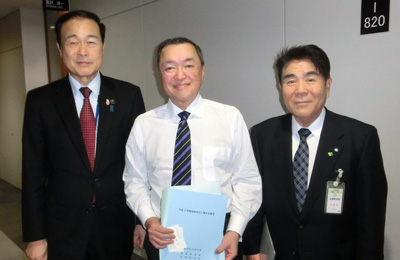 宮沢洋一　経済産業大臣（中央）の写真