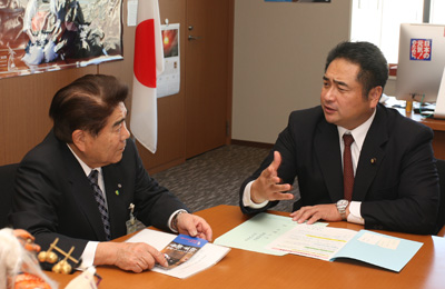 松下新平　自民党総務部会長（右）の写真