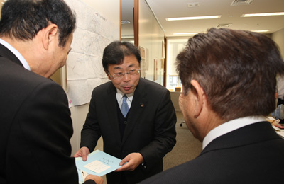 西田実仁　公明党税制調査会事務局長（中央）の写真