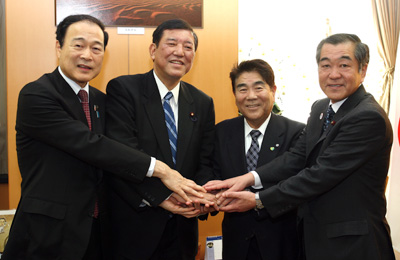 石破大臣（左から2人目）と面会する藤原会長（右から2人目）の写真