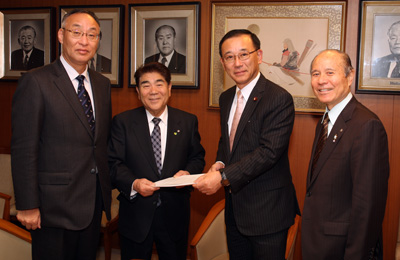 谷垣幹事長（右から2人目）の写真