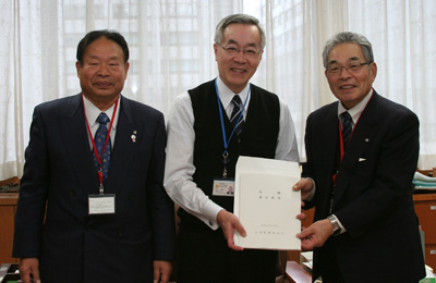 皆川事務次官（中央）の写真