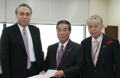 佐藤自治財政局長（左）の写真