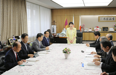 冒頭に挨拶する高市総務大臣（中央）（左が白石副会長）の写真