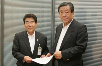 森山裕　衆議院議員(右)に要請する藤原会長（左）の写真