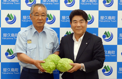 荒木町長（左）に支援物資のレタスを渡す藤原会長（右）の写真