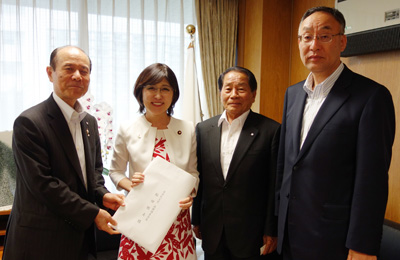 稲田朋美 政調会長（左から2人目）の写真