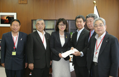 中川郁子 農林水産大臣政務官（左から3人目）の写真