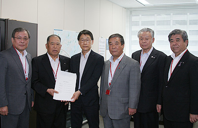 本東信 国土政策局長（左から3人目）の写真