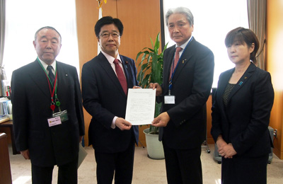 加藤内閣府特命担当大臣(左から２人目)に要請する渡邊副会長(左)