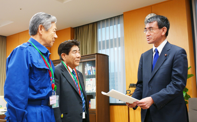 河野防災担当大臣（右）に要請する藤原全国町村会長（中央）と荒木熊本県町村会長（左）