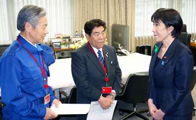 高市総務大臣（右)に要請