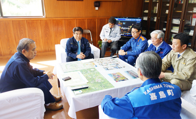 南阿蘇村にて長野南阿蘇村長(左）、高橋南小国町長（右）、市原産山村長（右から二人目）、北里小国町長(右から三人目）と面談。