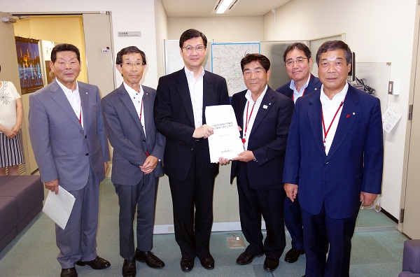 由木住宅局長（左から3人目）