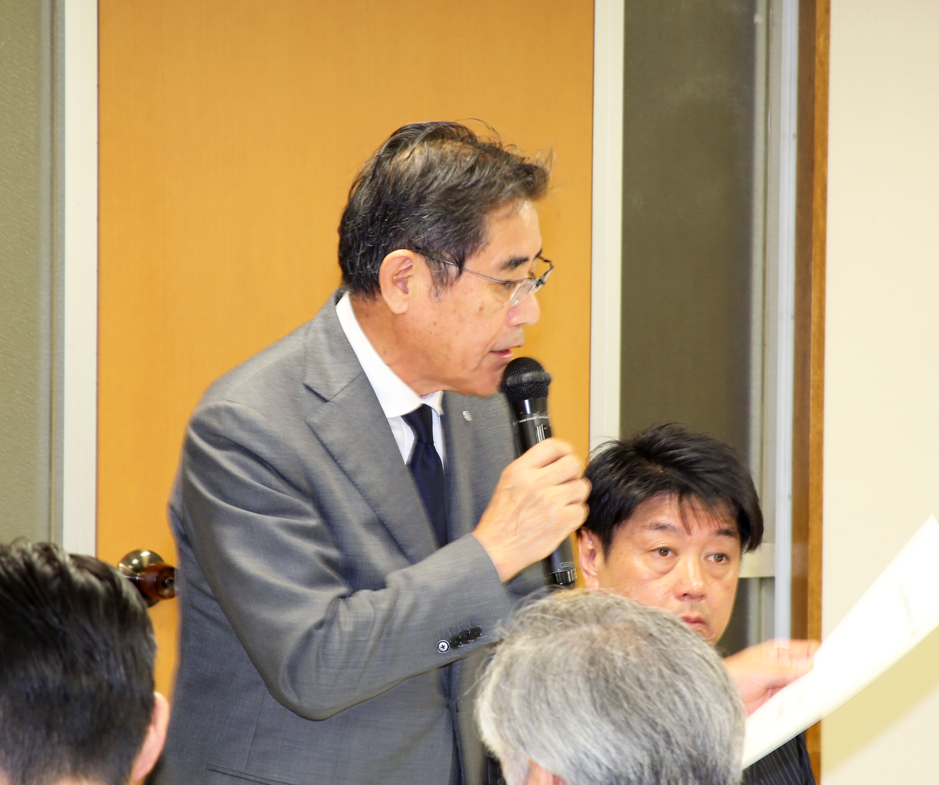 意見を述べる更谷副会長