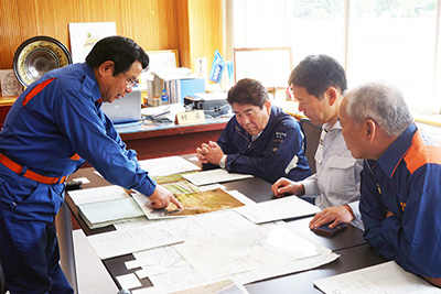 澁谷東峰村長（左）から説明を受ける藤原会長（右奥）と永原福岡県町村会長（右手前）