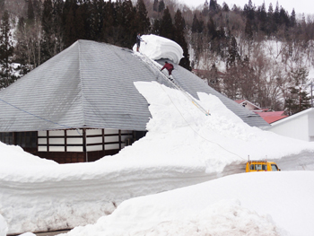 空き家となった住宅の危険な雪下ろし作業