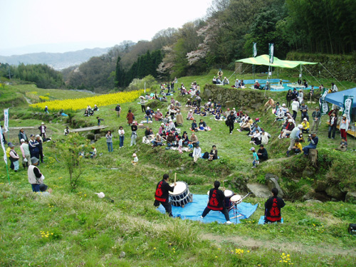 棚田での菜の花祭（奈良県生駒市西畑）