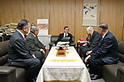 香山充弘総務事務次官（中央）の写真